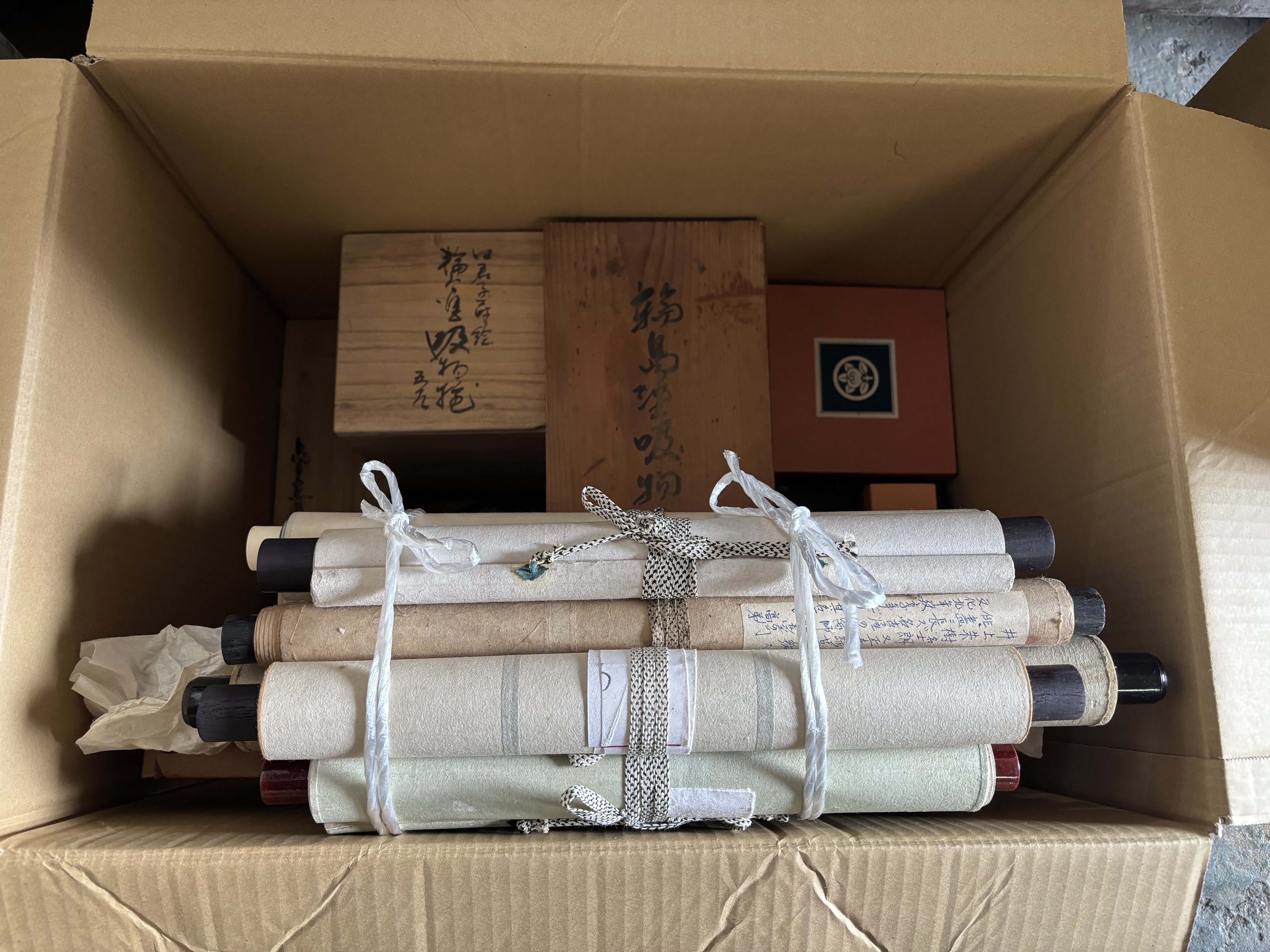 骨董品や古道具を丁寧に仕分けしました