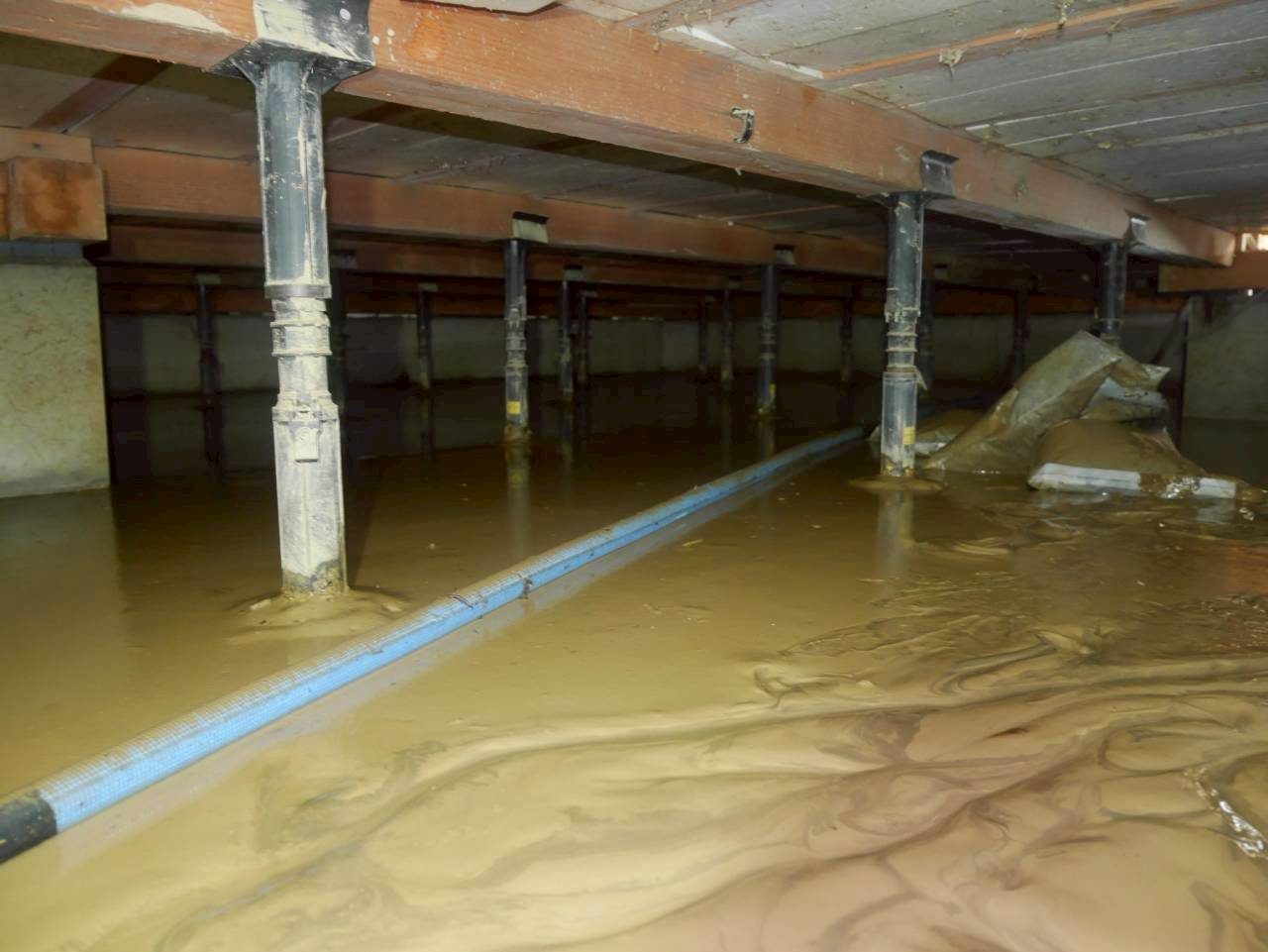 九州 水害復旧 作業前の戸建て室内 泥水が流れ込んだ様子