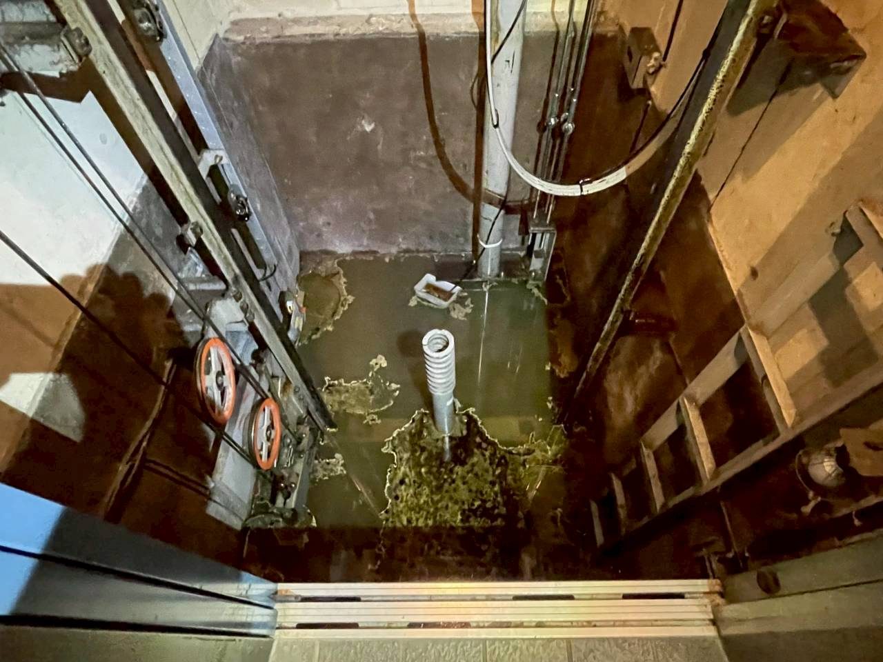 九州 水害復旧 浸水後の床や壁の汚れ