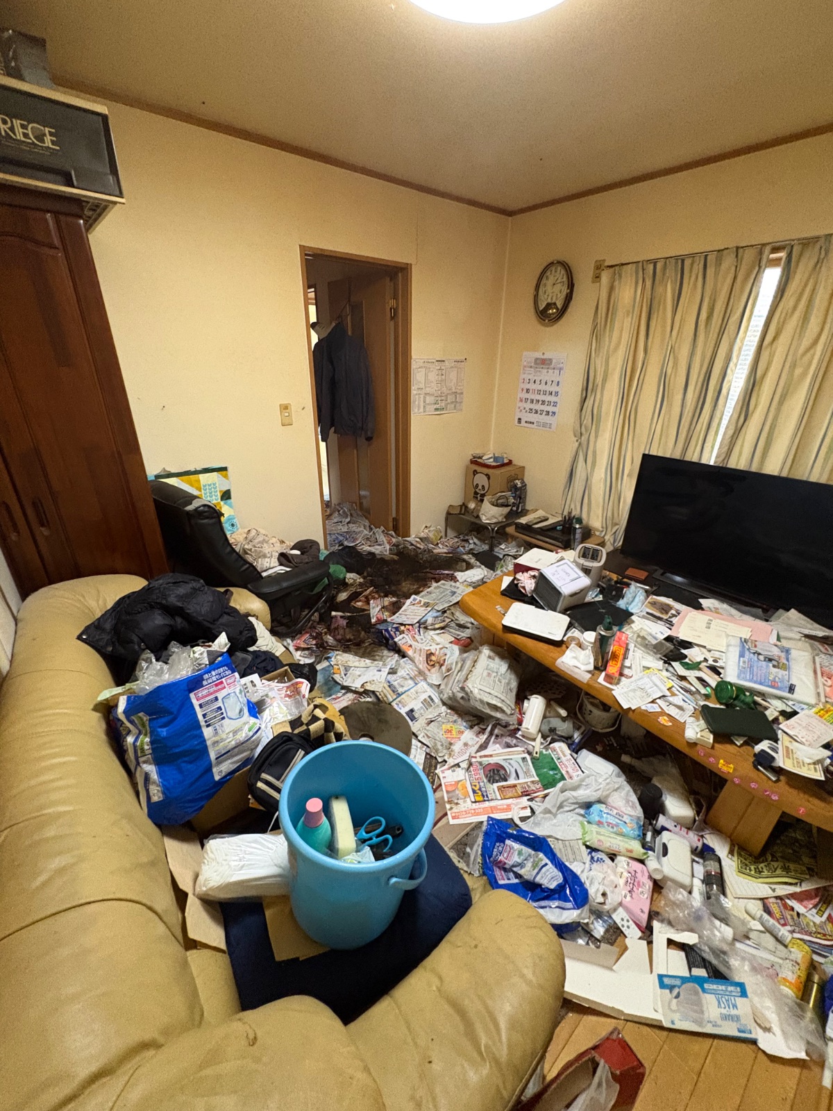 遠賀郡岡垣町 特殊清掃 作業前 床一面にチラシが積もったリビング