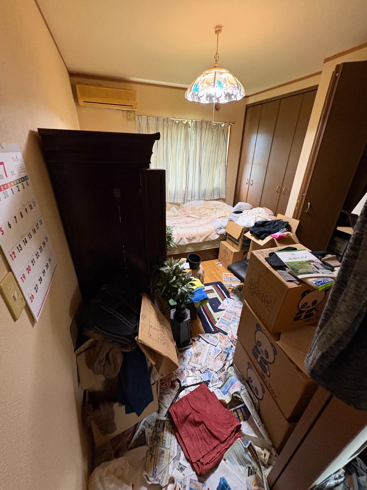 遠賀郡岡垣町 特殊清掃 作業前 体液が付着したチラシとソファ