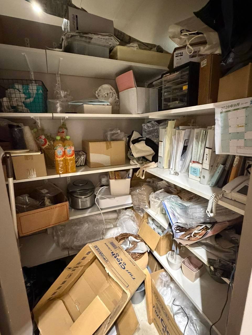 福岡市東区 飲食店不要品回収 搬出前 食器類や家具が置かれた店内